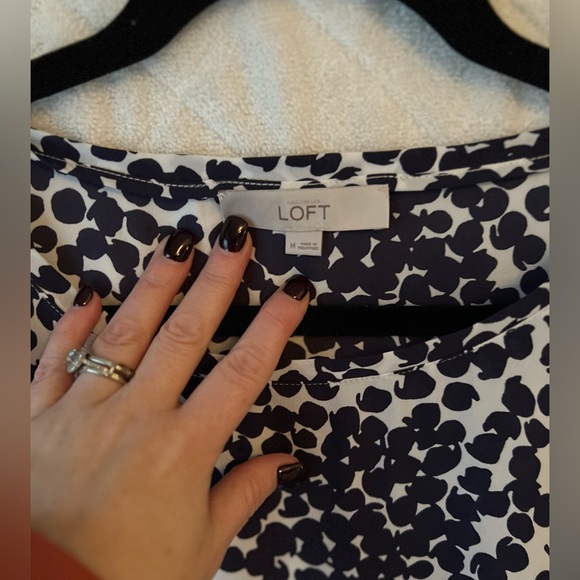 LIKE NEW LOFT Flutter Sleeve Blouse - Picture 3 of 5